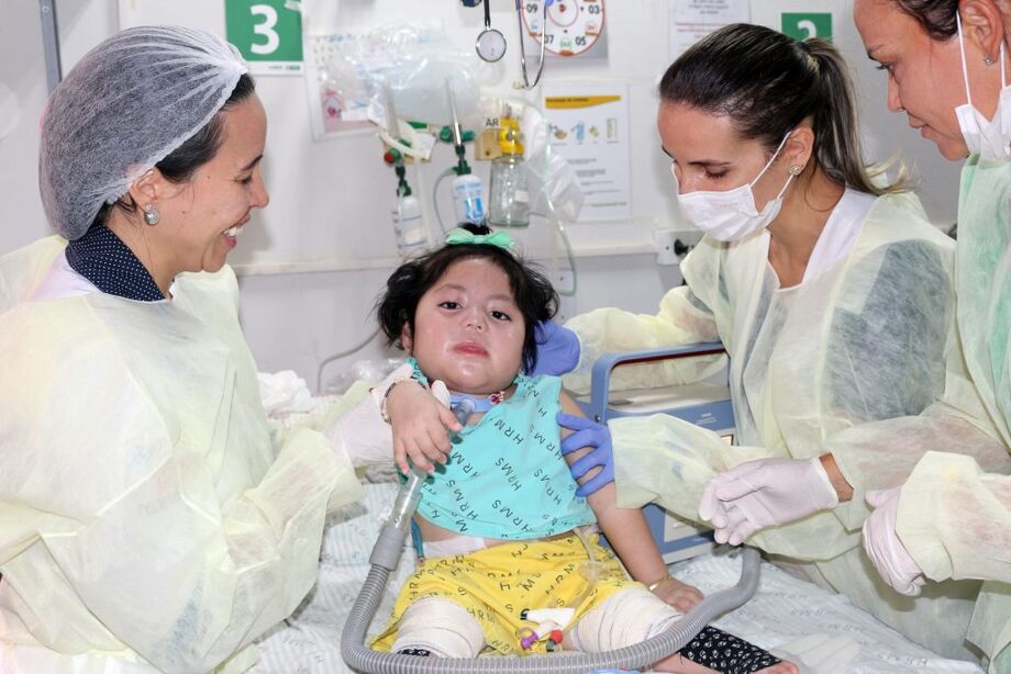A família de Samíly realiza o acompanhamento da menina em forma de revezamentos, alguns dias a mãe, Sandra, e em outros o pai, além da tia materna que também ajuda