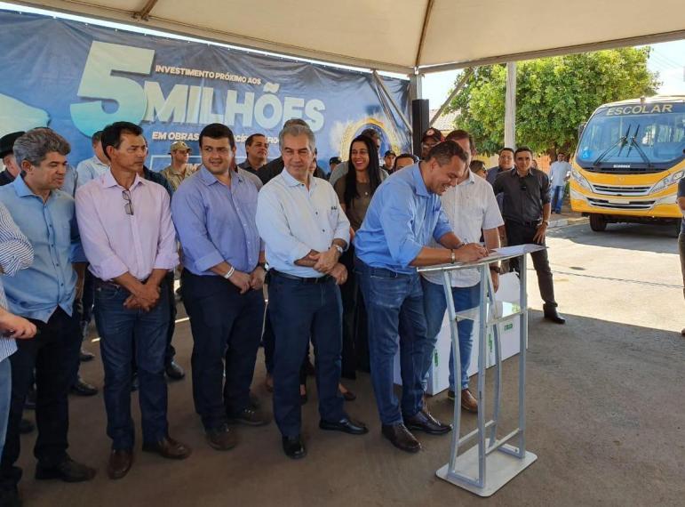 Diretor de Engenharia e Meio Ambiente, Helianey Paulo, assina autorização para obras de saneamento