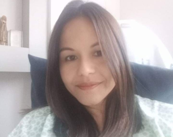 Após as cirurgias, a mãe dois filhos, tenta levar uma vida normal e comemora poder fazer coisas simples como lavar roupas, se alongar ou ir ao supermercado