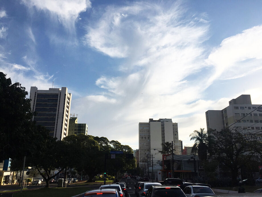 A Organização Mundial de Saúde (OMS) recomenda ingerir bastante líquido, evitar exercícios físicos entre 10h e 16h, redobrar atenção com crianças e idosos, e umidificar ambientes
