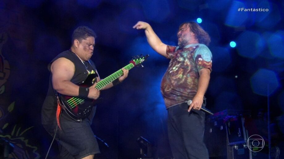 O fato de ser nascido e criado em Natal (RN), uma região conhecida pelo forró, faz com que Júnior Bass Groovador seja um roqueiro que, em vez de bater cabelo, aposte no rebolado para dançar ao som de clássicos
