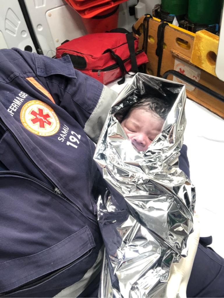 A criança nasceu à termo, quando o parto ocorre em tempo de gestação ideal, sendo entre 37 e 42 semanas, e está clinicamente saudável