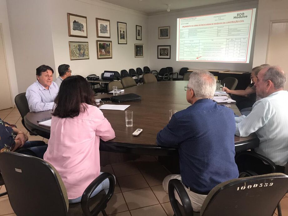 A coordenação da Rede Mais Brasil em Mato Grosso do Sul participou de uma mesa de estudos de viabilidade técnica para implantação de uma usina de aproveitamento de resíduos da construção civil na fabricação de tijolos, pisos e blocos ecológicos