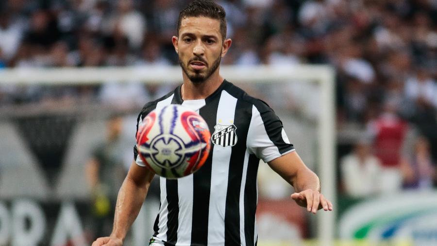 Um dos principais destaques do Santos no Campeonato Paulista, o meia Jean Mota caiu de rendimento