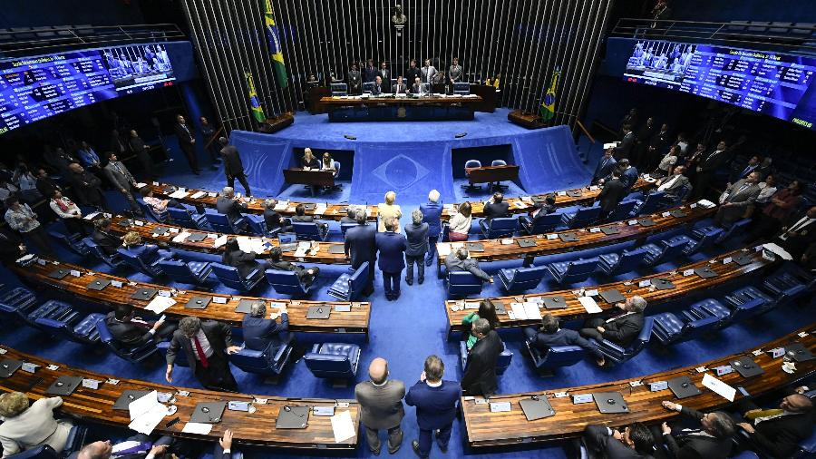 A sessão do plenário estava agendada para as 11 horas, mas o início vai atrasar