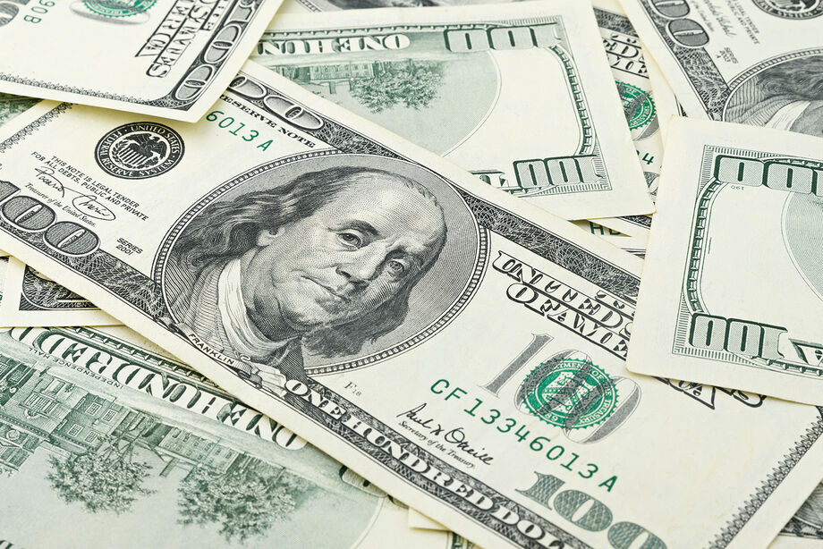 Em reação, o dólar bateu num primeiro momento as mínimas ante o iene, caindo até 107,445 ienes, ante 107,70 ienes no fim da tarde de ontem