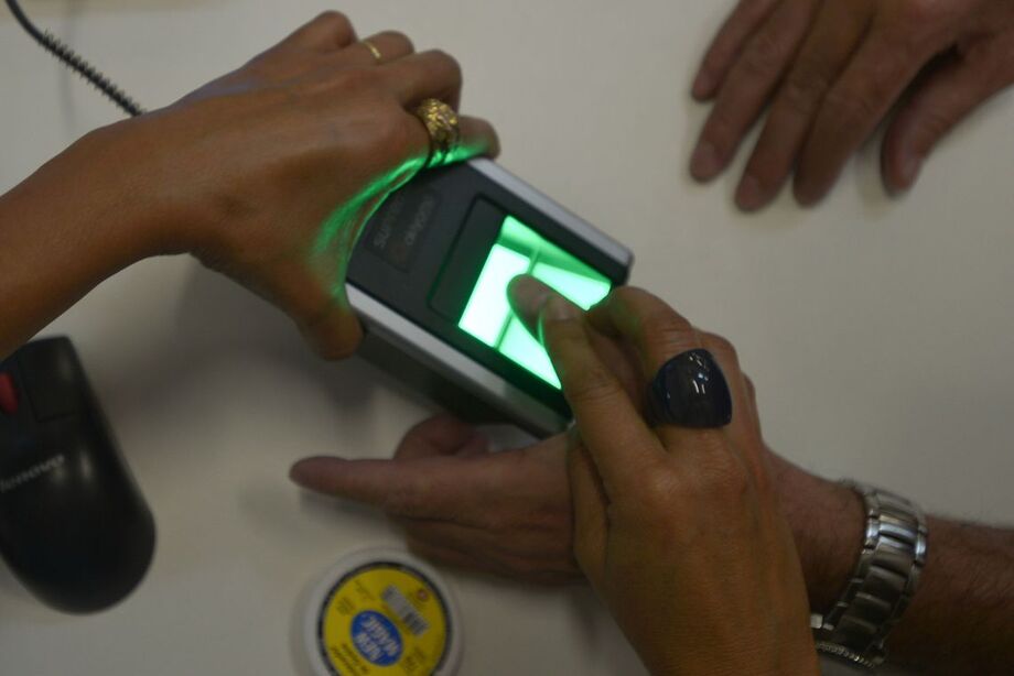 É necessário que o eleitor apresente um documento de identificação oficial com foto (original e cópia) e um comprovante de residência atualizado