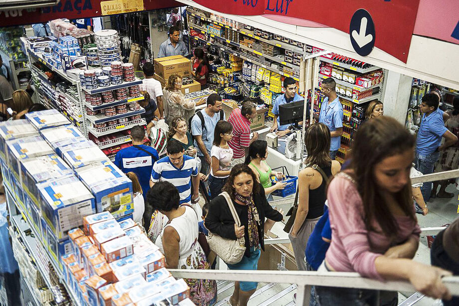 Quanto ao horário de trabalho, exceção dos estabelecimentos localizados nos shoppings, será das 09:00 às 18:00 h, com intervalo intrajornada mínimo de 1h