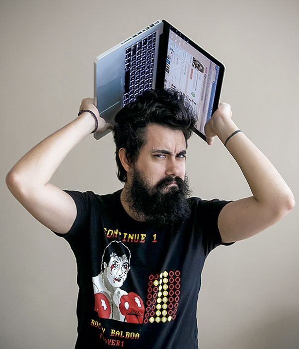 Maurício Cid é dono do blog humorístico “Não Salvo”, e um exemplo de sucesso na web há mais de 12 anos