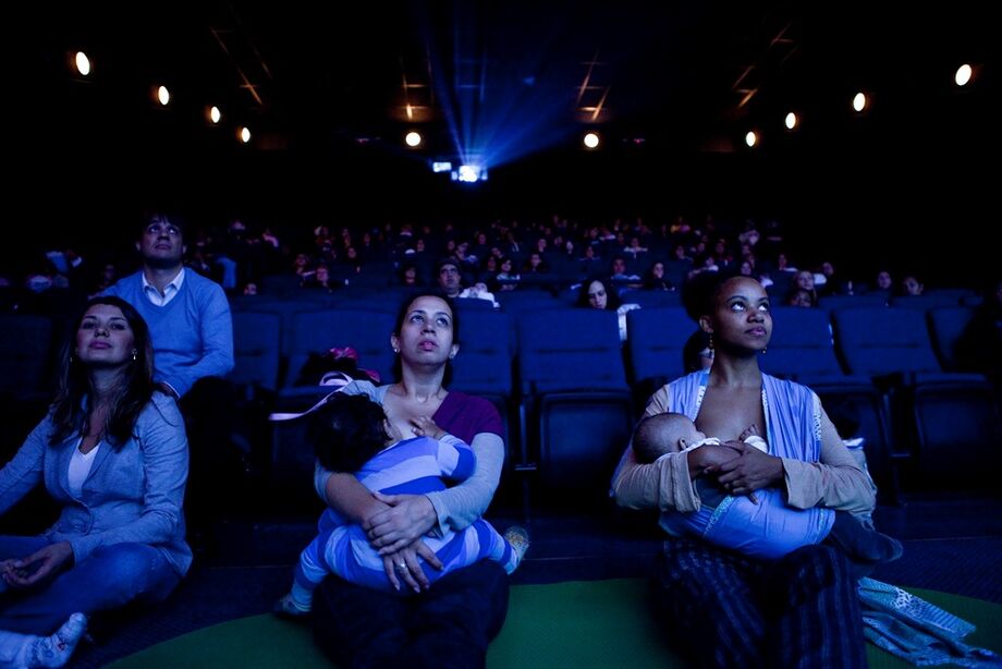 A sala de cinema conta também com um tapete especial para os nenéns que andam ou engatinham e um 'estacionamento' para os carrinhos de bebê logo na entrada