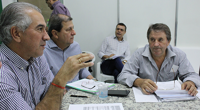 Na reunião com representantes de Maracaju também estiveram presentes o vice-prefeito Joares Aparecido Sanches e o presidente da Câmara Municipal, vereador Helio Albarello, acompanhado dos demais parlamentares
