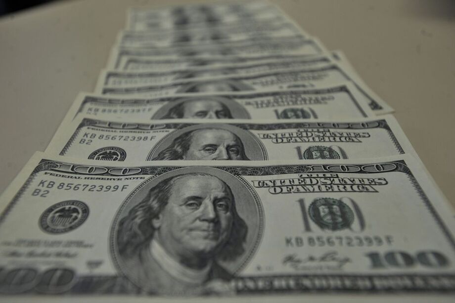 O dólar teve o terceiro dia seguido de queda, acumulando desvalorização de 2,4% na semana