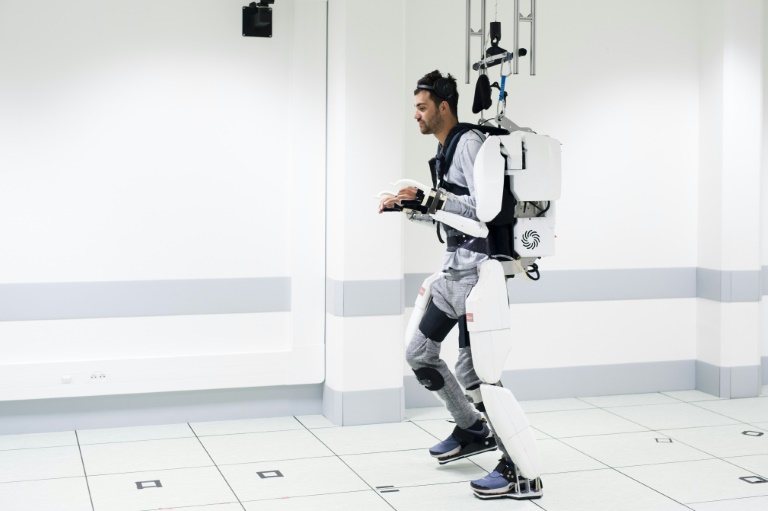 A tecnologia, que alia um exoesqueleto a um sistema de sensores cerebrais, começou a ser desenvolvida há dez anos