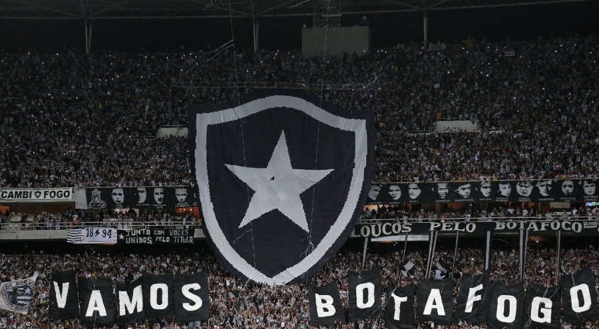 Estes insatisfeitos botafoguenses tiveram acesso ao local liberado, mas não havia nenhum representante do clube para ouvi-los