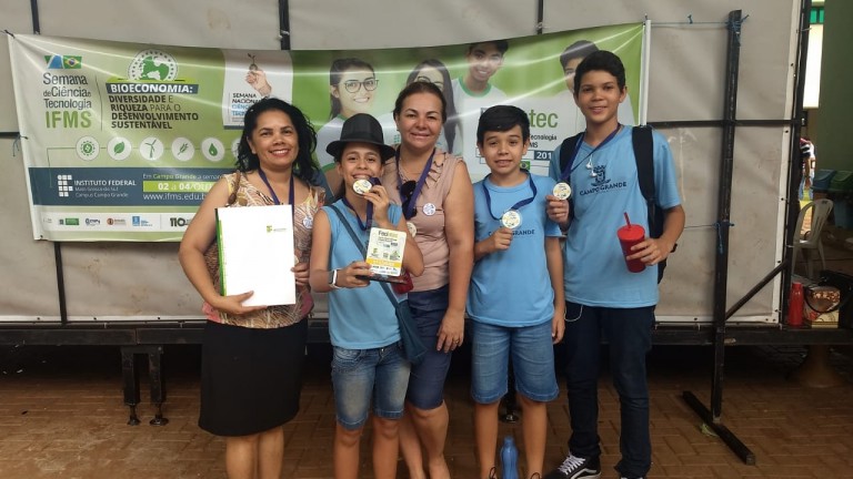 A Feira que os alunos da Rede Municipal participaram faz parte da programação da Semana de Ciência e Tecnologia e tem a intenção de buscar estimular projetos de pesquisa por estudantes