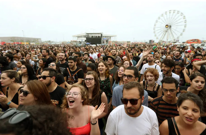 Público durante o último dia do festival Rock in Rio, neste domingo, 6