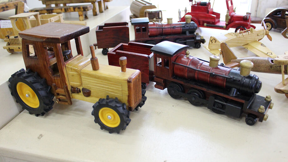 As obras disponíveis para comercialização são dos artesãos José Pinto, Enio Saya, Nelson Borges, Luiz Carlos Araújo, Dario Escavassa e Paulo César Soares