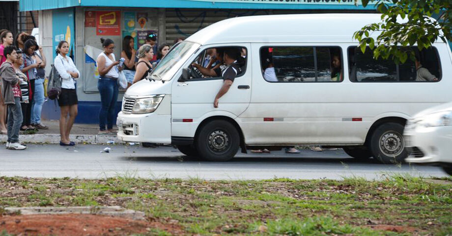 Já o transporte remunerado de pessoas ou bens, quando não licenciado, passa de infração média a gravíssima, punida com multa e remoção do veículo