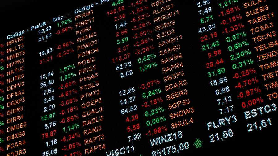 O dólar segue recuando ante o real, num ajuste à alta de ontem e também diante de perspectiva de fluxo financeiro