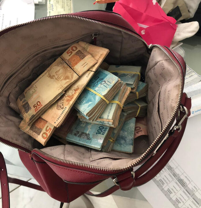 Cerca de 50 agentes cumprem oito mandados de busca e apreensão nas residências dos investigados e nas empresas contratadas pela prefeitura para fornecimento dos remédios