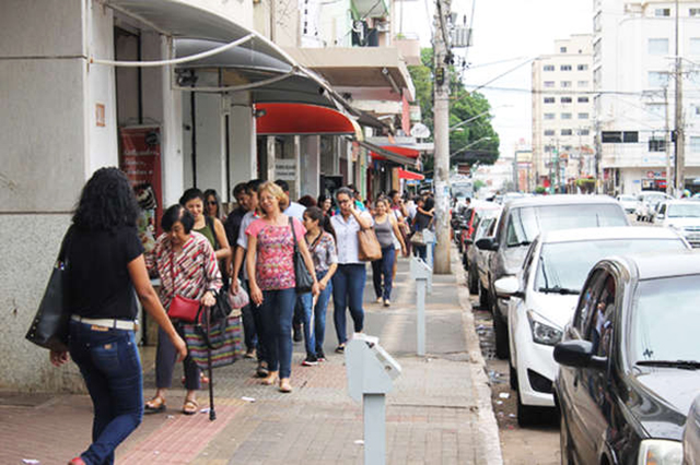 Com o feriado no Estado, muitos vão viajar, mas há aqueles que vão continuar na cidade para fazer compras ou colocar alguns serviços de casa em dia