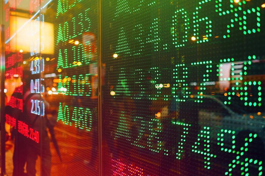 Às 11h39, o Ibovespa tinha 100.366,41 pontos, com ganho de 0,39%. Petrobras ON e PN subiam 0,74% e 0,65%, respectivamente