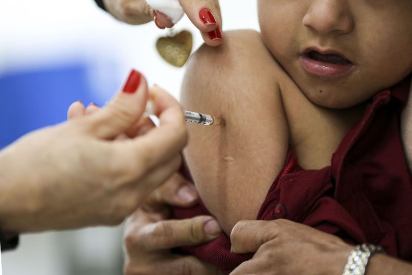 O SUS oferta a vacina (tríplice viral, tetra viral e dupla viral), que é a única medida preventiva eficaz contra o sarampo