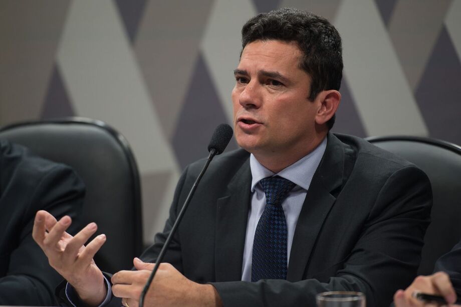 Ainda sobre as PPPs, Moro ponderou que, mesmo com a administração empresarial, agentes públicos poderiam permanecer em presídios privados