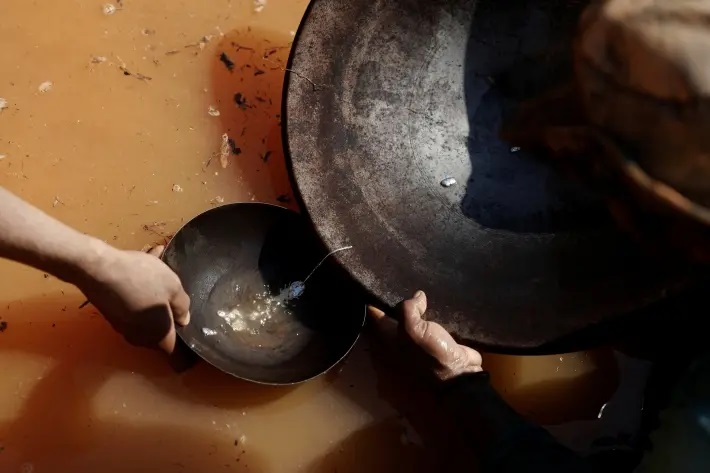 Além de instrumentos usados para a mineração, os policiais apreenderam na área do garimpo cinco armas de fogo, do tipo espingarda, de diversos calibres, um colete balístico e uma mira telescópica