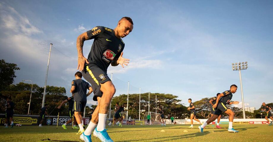 Mais à frente, o atleta do Bayern de Munique cedeu lugar a Everton, o que faria com que Neymar fosse recuado para a armação, deixando vago o lugar para o atacante do Grêmio