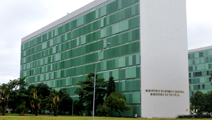 Engenheiro elétrico de formação, tem mestrado e MBA e é considerado um bom técnico da área. Nos bastidores, fontes apontam que tem uma relação próxima com Alcolumbre