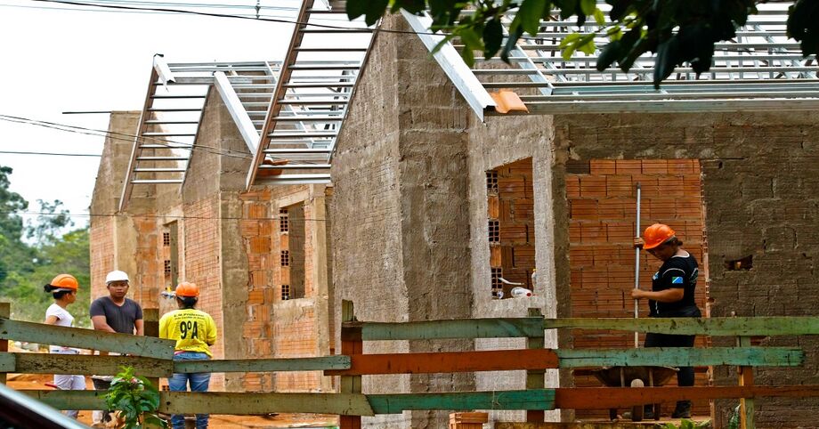 Cada moradia possui 42,56 m², com dois quartos, sala, cozinha e banheiro. As unidades também têm luz elétrica, instalações sanitárias e água encanada