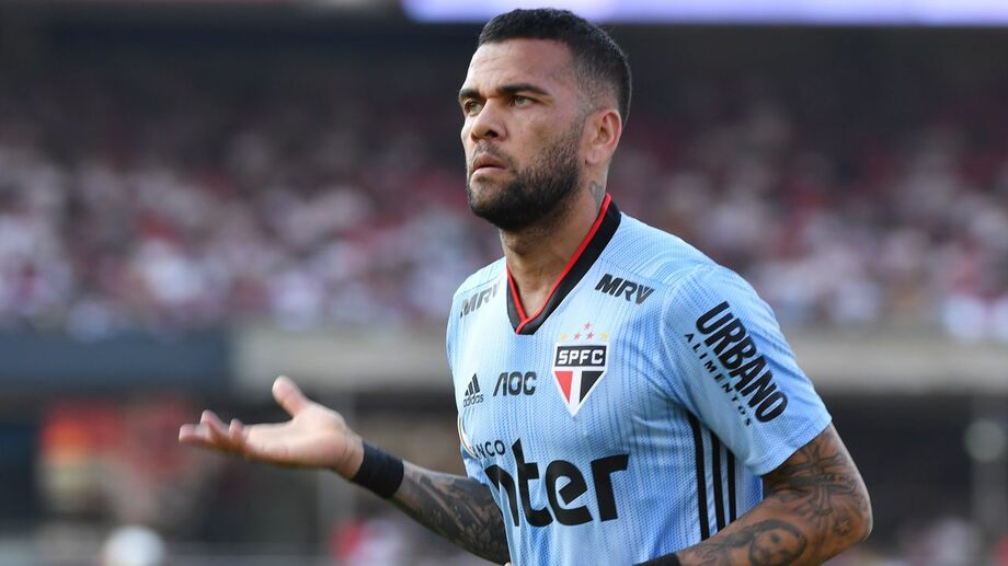 Os laterais-direitos Daniel Alves e Juanfran são dúvidas no São Paulo para a partida contra o Cruzeiro nesta quarta-feira, às 21 horas, no Mineirão, pelo Campeonato Brasileiro