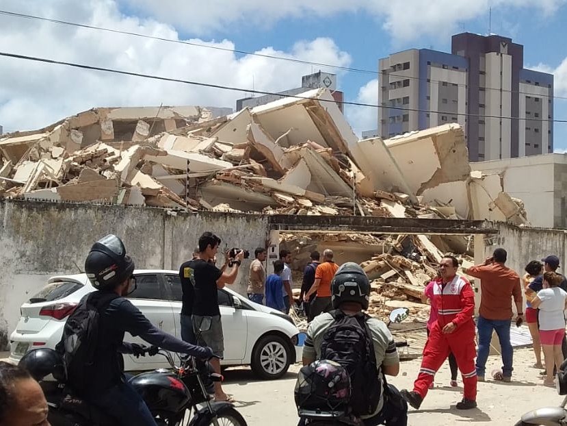 Um prédio residencial de sete andares desabou na manhã desta terça-feira, 15, em Fortaleza