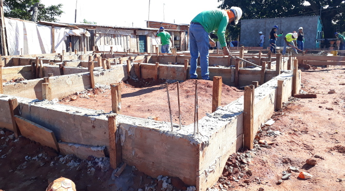 No projeto, o município participa com o terreno e a assistência técnica, já o Estado constrói a base da casa e o cidadão dá continuidade na construção de sua moradia