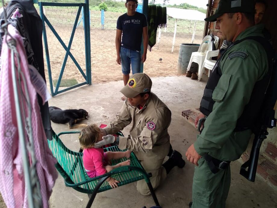 Familiares da criança entraram em contato com os Bombeiros, que solicitaram apoio do helicóptero do Grupamento de Policiamento Aéreo devido a dificuldade de acesso à Fazenda Benedita, na região do Cedrinho