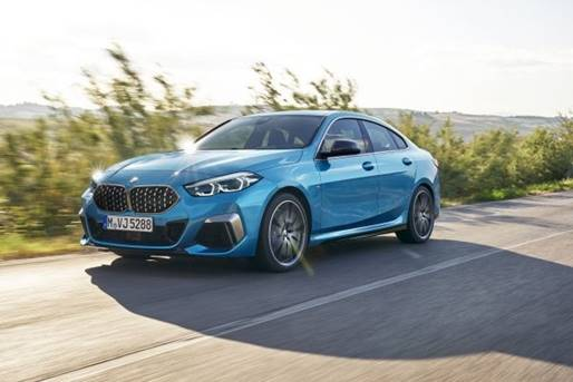 Por fora o modelo exibe visual agressivo, com silhueta alongada, faróis com LED adaptativos, rodas de 19 polegadas e lanternas divididas por uma faixa em preto brilhante com o emblema da BMW centralizado