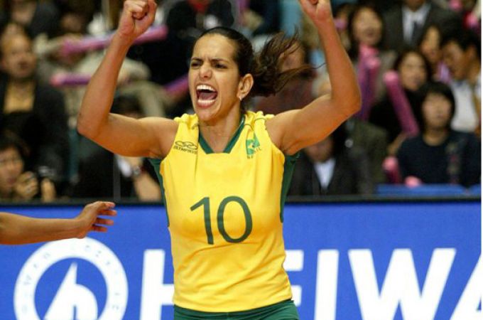 Dias tornou-se titular da seleção brasileira de voleibol e uma das suas mais importantes atletas