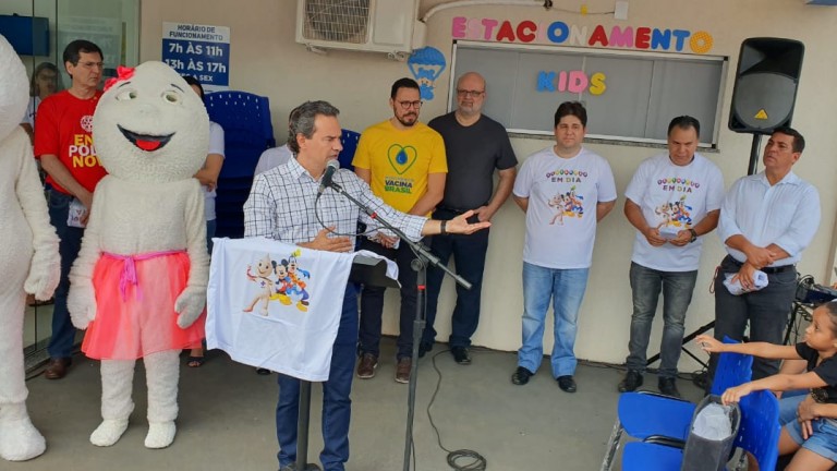 Durante a solenidade, o prefeito Marquinhos Trad reforçou o alerta aos pais e responsáveis sobre a importância manter a cobertura vacinal de suas crianças e pré-adolescentes em dia