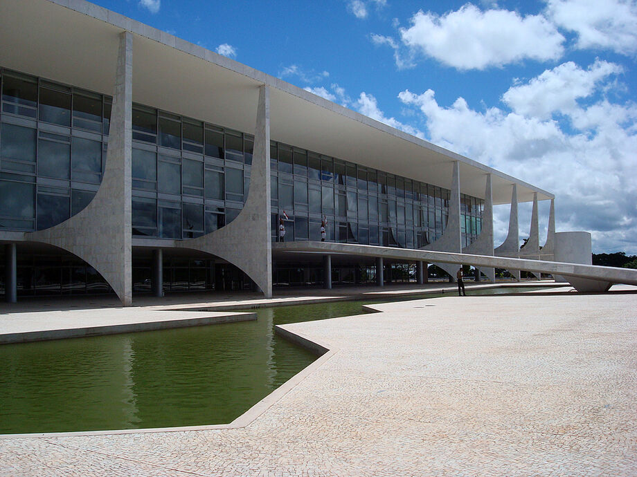 Insatisfeitos por terem que voar de classe econômica, ministros convenceram o Palácio do Planalto a estudar mudanças que possam garantir mais conforto a integrantes do primeiro escalão nas viagens internacionais