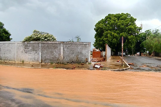 Pelo menos três residências foram alagadas pela água da chuva
