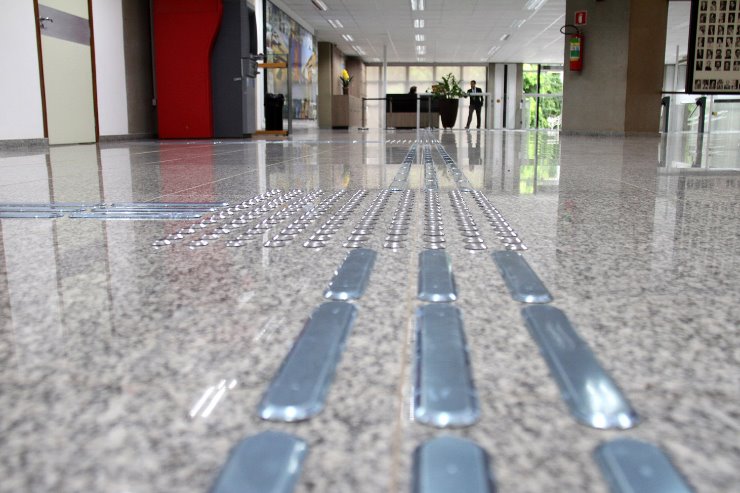 Saguão principal da Casa de Leis recebeu piso tátil que permite às pessoas com deficiência visual se locomoverem com autonomia