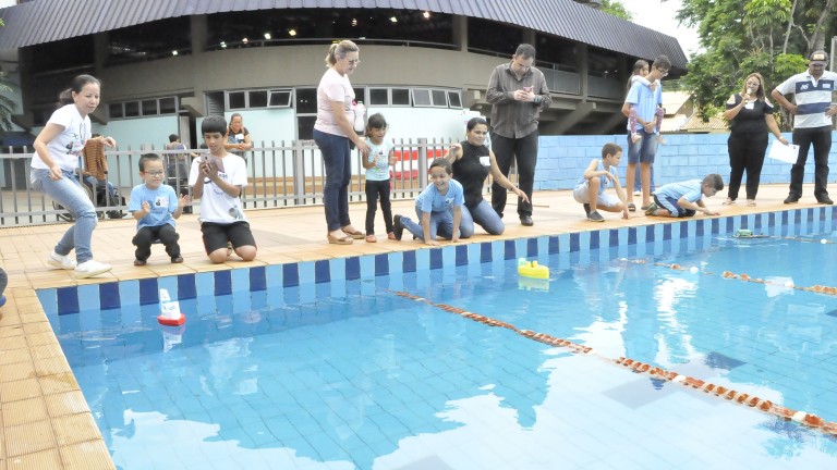 O evento consiste em uma corrida de protótipos de barcos que deverão alcançar a linha de chegada no menor tempo