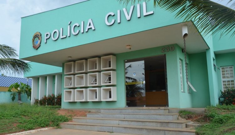 A mulher foi presa em flagrante e indiciada pelo crime de tortura, de acordo com o delegado