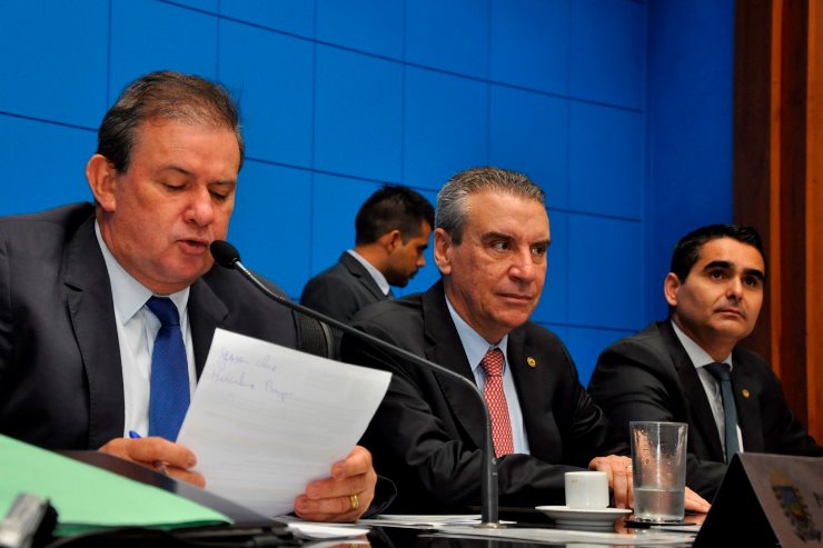 Deputados apresentaram Emenda para promover simetria com Constituição Federal