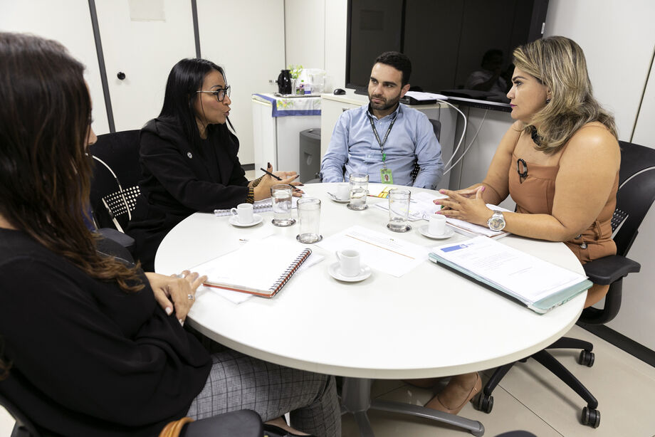 A secretária Sílvia Waiãpi e técnicos da Sesai que acompanharam o encontro esclareceram todos os pontos apresentados e prestaram todas as informações pedidas pela secretária de Antonio João
