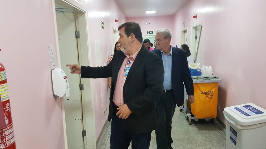 Após a reunião extraordinária do Conselho Estadual de Saúde, diversas autoridades como o secretário estadual Geraldo Resende, conselheiros e lideranças locais fizeram uma visita técnica ao Hospital Regional de Ponta Porã