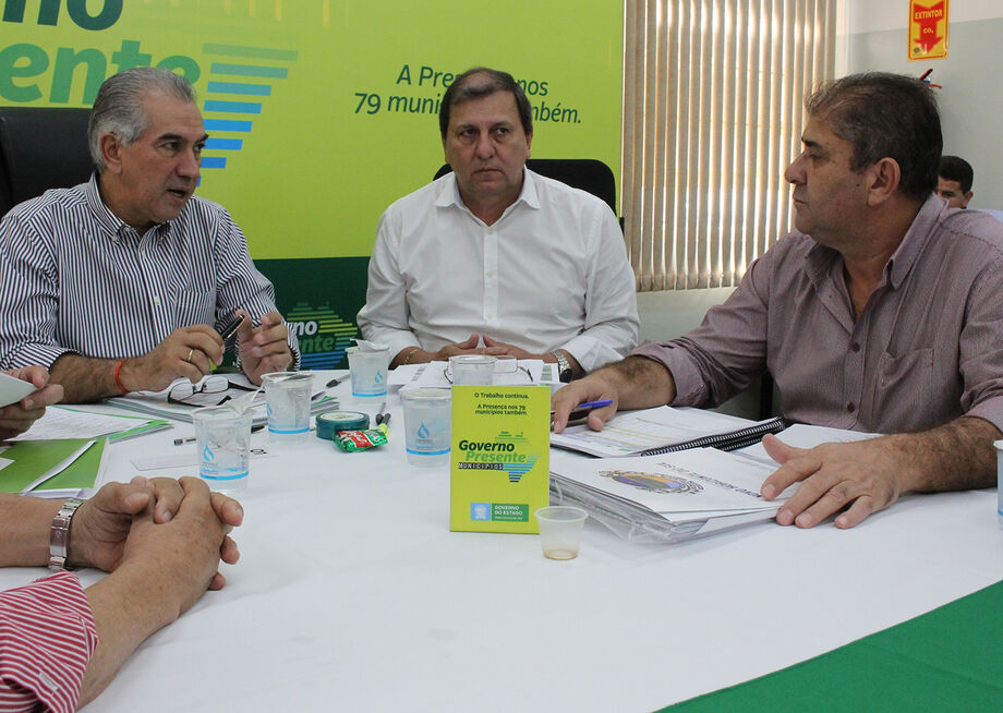 Reinaldo Azambuja vem desde setembro percorrendo os municípios de Mato Grosso do Sul com o programa Governo Presente, com “objetivo de fazer um raio-x das demandas municipais e criar um planejamento de investimentos para os próximos três anos”