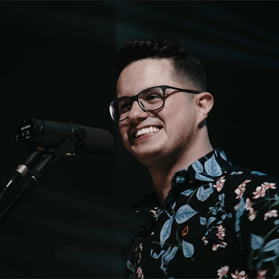O pastor Deive Leonardo conta que começou seu caminho de pregação por um chamado de Deus