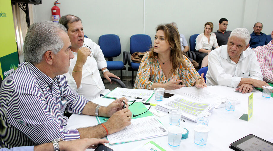 O governador Reinaldo Azambuja cumpre agenda em Naviraí, onde recebe 17 prefeitos da região, além de vices, secretários e vereadores